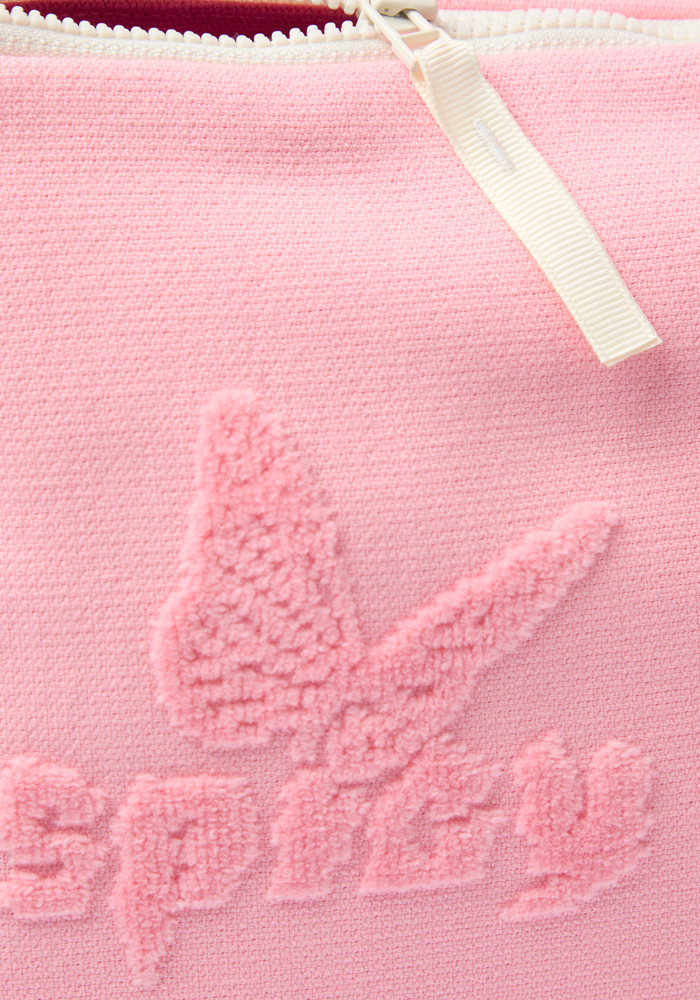 OLIVIA-00041_Pouch_detail_1.png